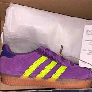 🐾 Adidas Kids Vibrant Purple and Neon Yellow Sneakers 5k